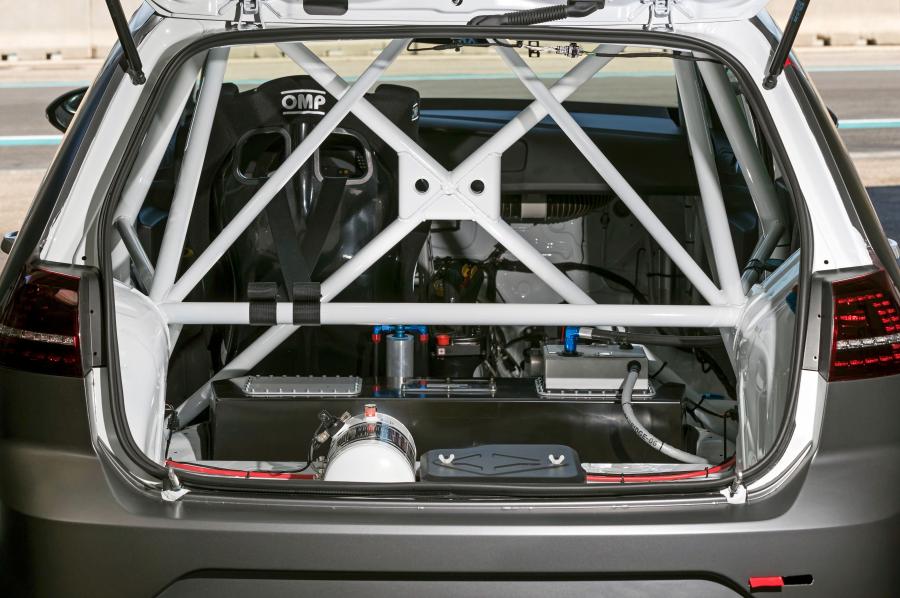 Багажник Volkswagen Golf GTI TCR 2017 года  (фото 21 из 33)